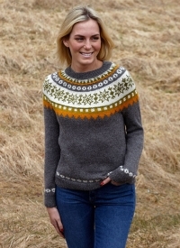 Sweater med smukt, bærestykke strikket i Soft - 100% babylama